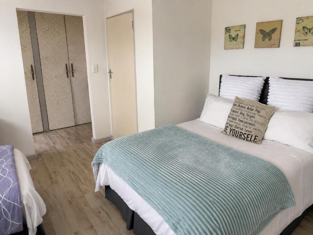 Bay Breeze Guesthouse Selfcatering - Tap to explore photos