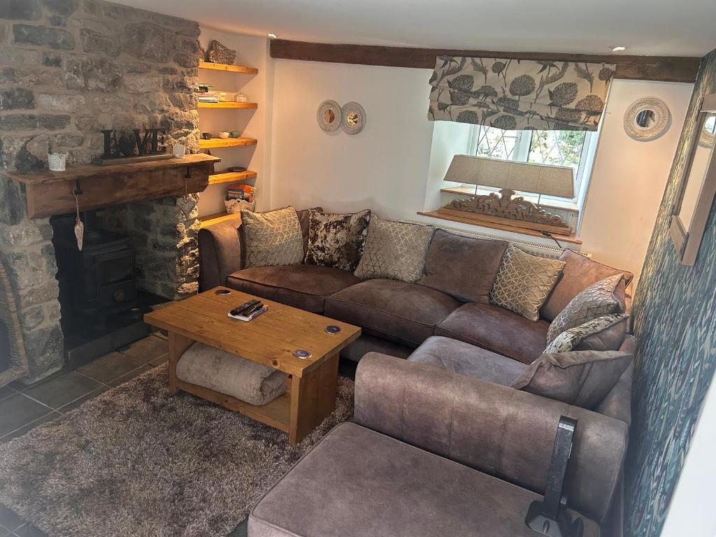 Cavedale cottage - Tap to explore photos