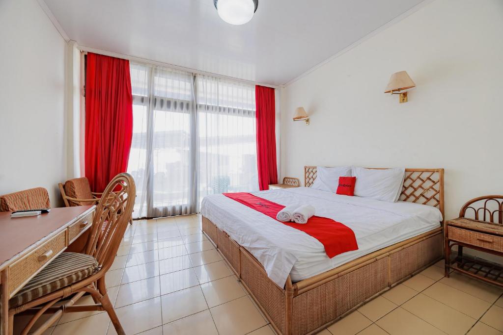 RedDoorz Plus near Tugu Mercusuar Anyer, Serang