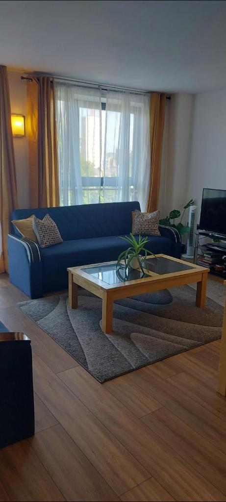 Large 2 Bed, 2 Bath, Free Parking & WiFi - Tap to explore photos