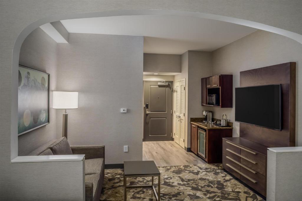 DoubleTree by Hilton Denver International Airport Room Type - Two-Room Suite with Two Queen Beds