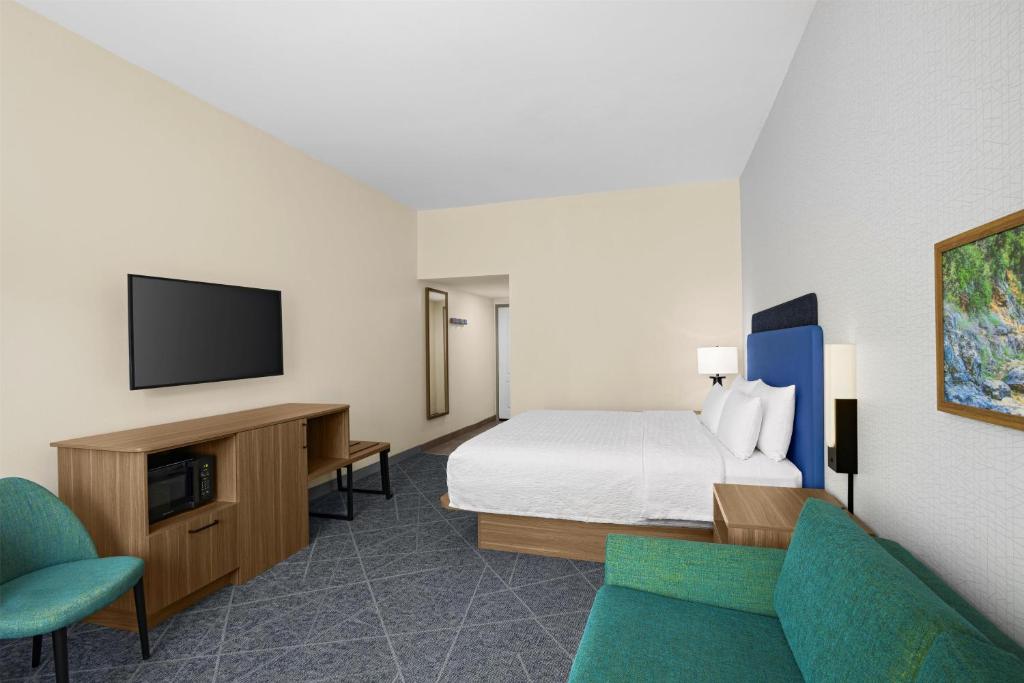 Hampton Inn & Suites by Hilton Austin - Lakeway Room Type - King Room with Sofa Bed - Non-Smoking