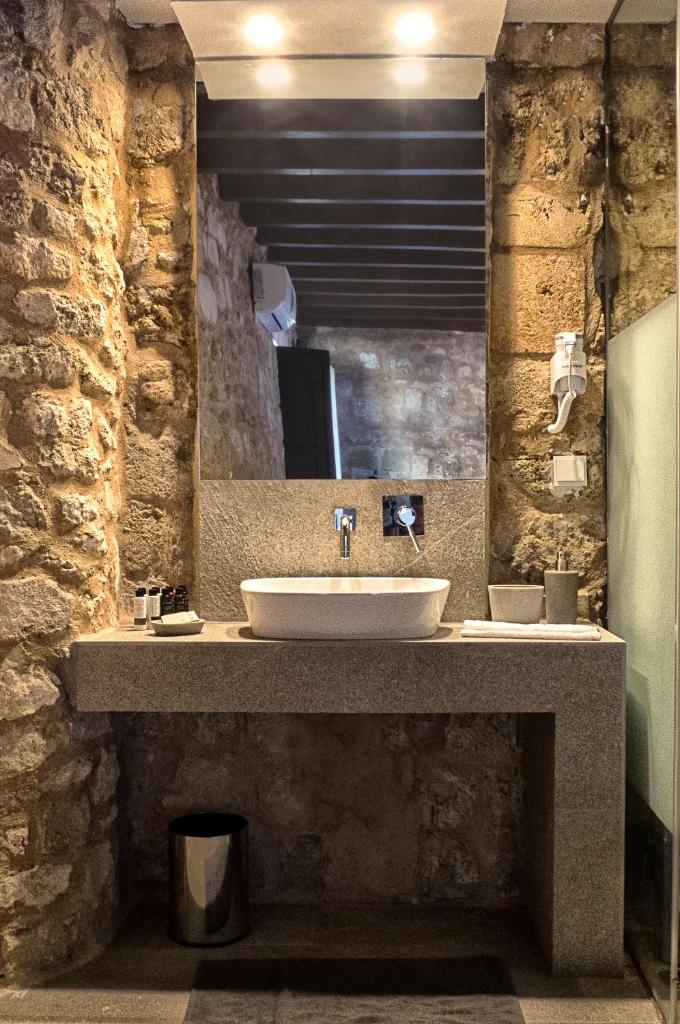 Двухместный (Двухместный номер Делюкс с 1 кроватью и балконом), Trinity Boutique Hotel