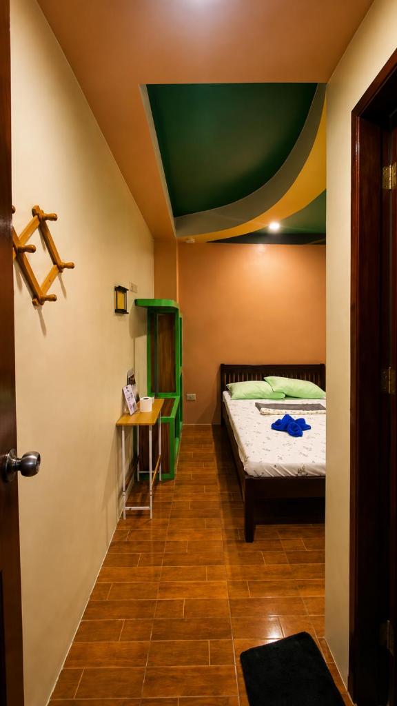 Vali-Joe Travel Lodge - Tap to explore photos