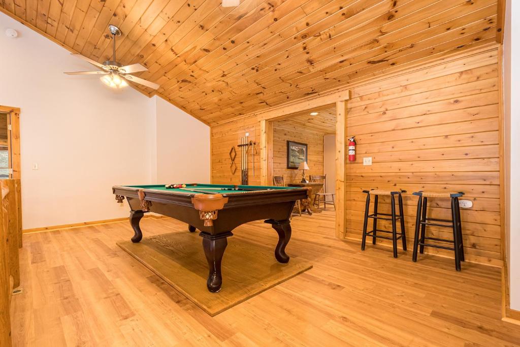 Grand Chestnut Lodge by Taylor Made Deep Creek - Tap to explore photos