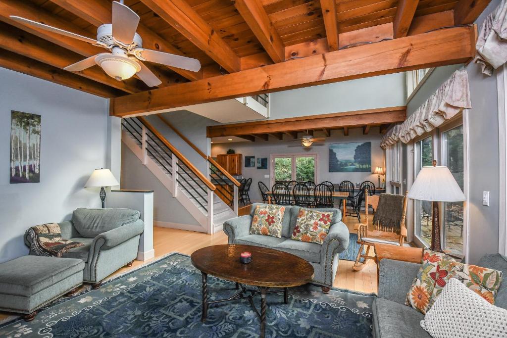 Highland Retreat by Taylor Made Deep Creek - Tap to explore photos