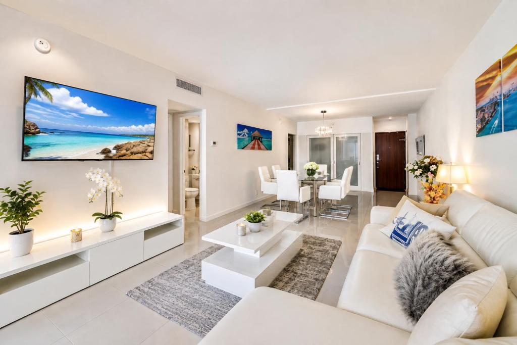 Extraordinary Oceanfront Condo - Heated Pool, Gym and Game Room - Hollywood Beach - Tap to explore photos