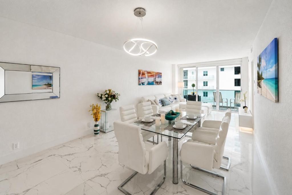 Extraordinary Oceanfront Condo - Heated Pool, Gym and Game Room - Hollywood Beach - Tap to explore photos
