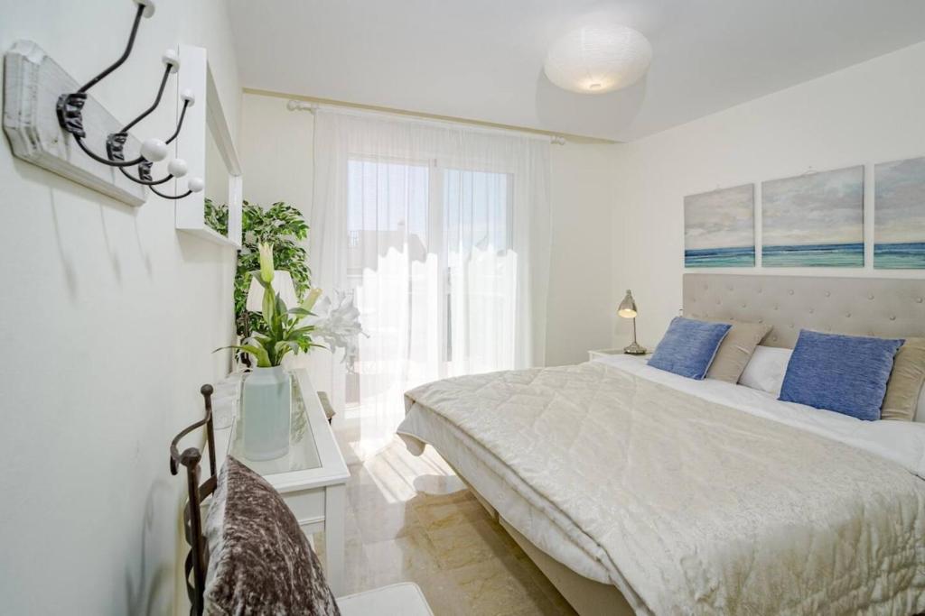 Ar23 - Holiday Flat, Puerto Banus By Roomservices - Tap to explore photos