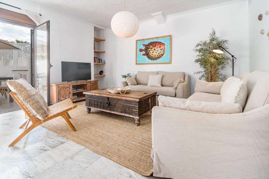 Gc - Spacious Flat In Golden Beach Marbella - Tap to explore photos