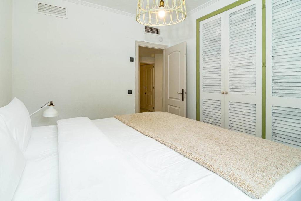 Gc - Spacious Flat In Golden Beach Marbella - Tap to explore photos