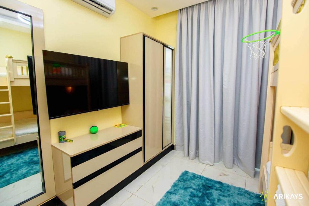 New Modern Bliss apt- 3Bdrm w/pool- gym-hottub - Tap to explore photos