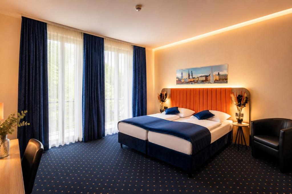 Hotel Commerz Hamburg - Tap to explore photos