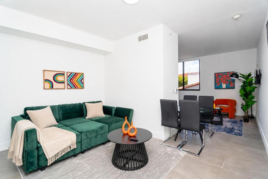 Luxury Studio Suite with King Bed Near Brickell & Marlins Park - Tap to explore photos