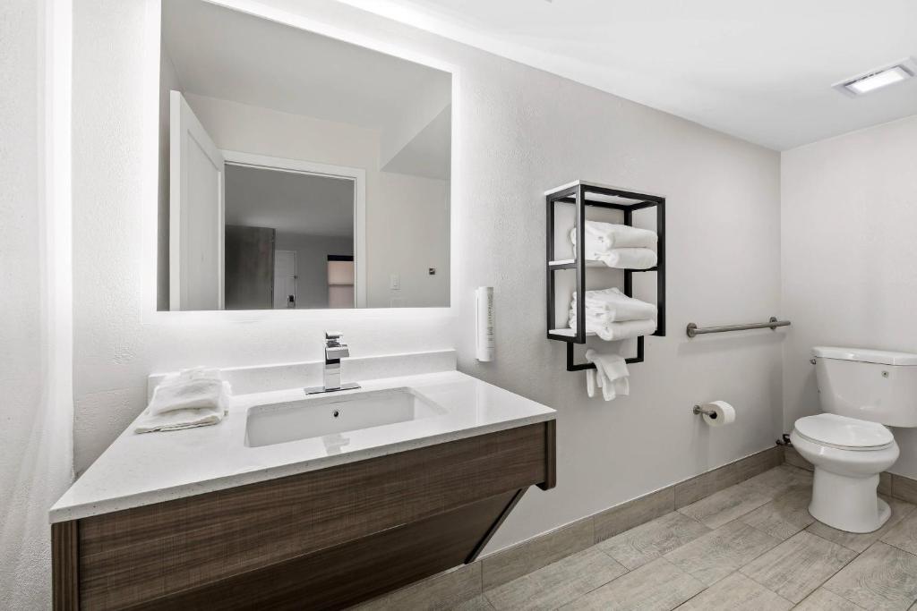Clarion Pointe Alachua - Gainesville Area - Tap to explore photos