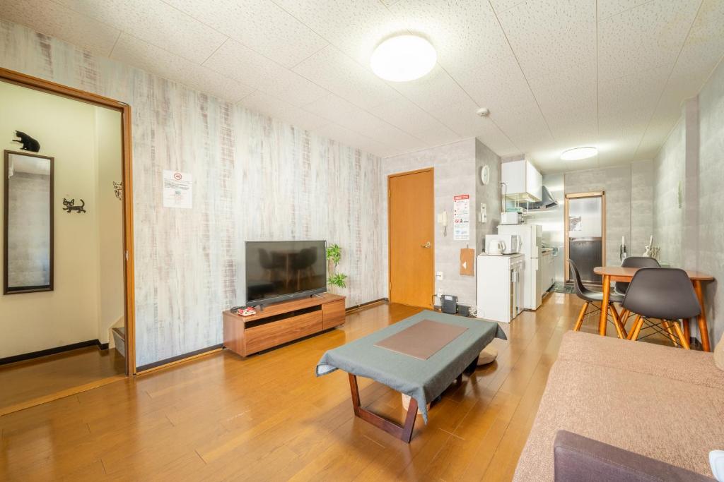 3 Bedrooms & LivingRoom! Direct KIX & Namba & Umeda access! DoumoTengachaya DT02 - Tap to explore photos