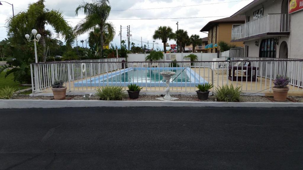 Maple Leaf Inn & Suites photo 3