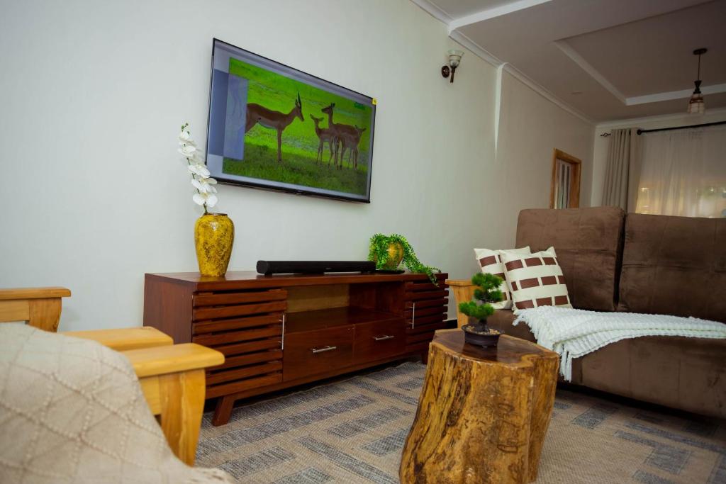 Akupu homes-Kilimanjaro view,10pax Breakfast - Tap to explore photos