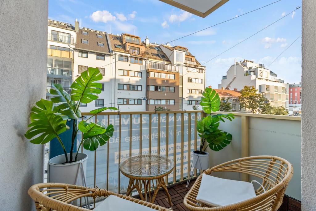 1-BR with Outdoor Space - Onsite Parking for 19,90 per Day - Tap to explore photos