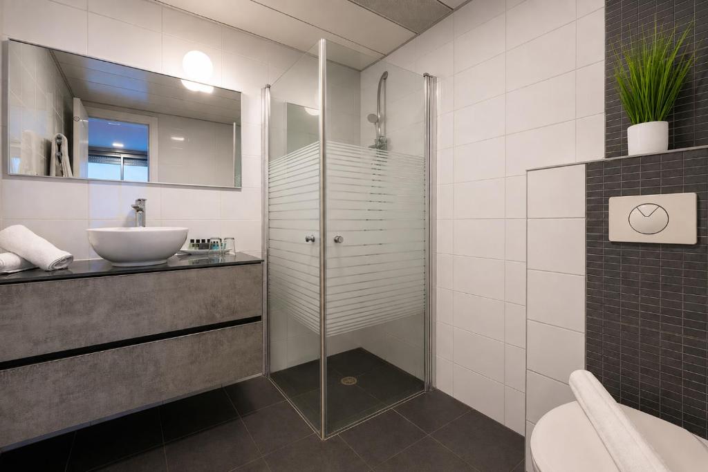 Sea Land Suites - by Echo Hotels - Tap to explore photos