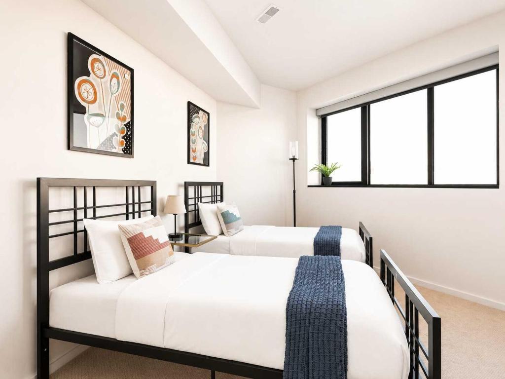 Upscale 3BR Penthouse by CozySuites - Tap to explore photos