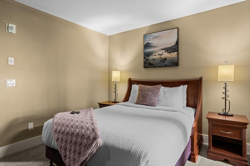 Gorgeous Mountain Condo - Pool & Hot Tub, Canmore, Alberta