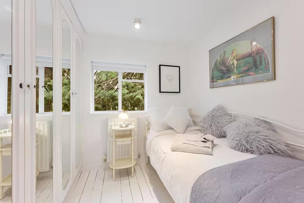 Designer Cottage with Parking - Esher Surrey - Pass the Keys - Tap to explore photos