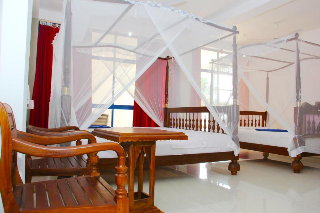 Трехместный (Трехместный номер с видом на бассейн), Paradise Beach Resort