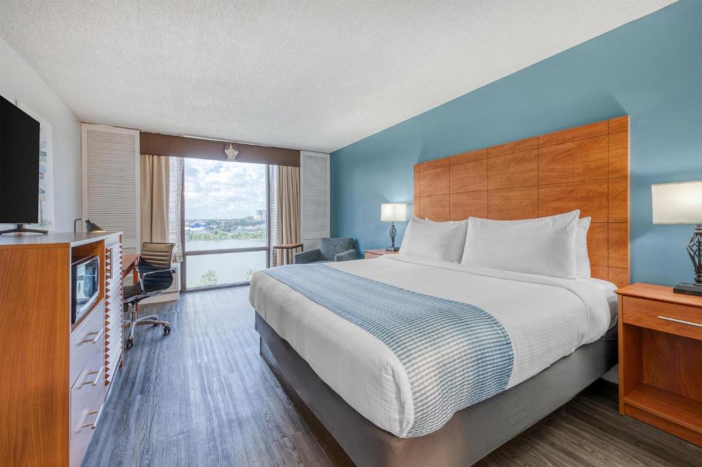 Best Western Orlando Gateway Hotel Room Type - Premium Room 1 King Bed with a Water view