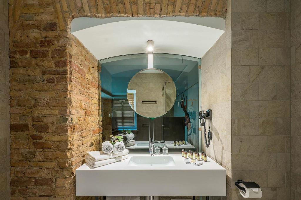 Двухместный (Улучшенный арт-номер с 1 изысканным ужином), Artagonist Art Hotel