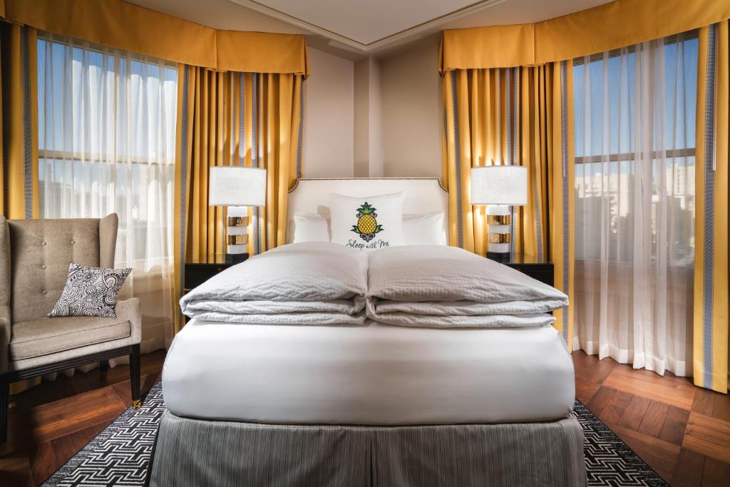 Двухместный (Улучшенный угловой двухместный номер с 1 кроватью размера «queen-size»), Staypineapple, An Elegant Hotel, Union Square