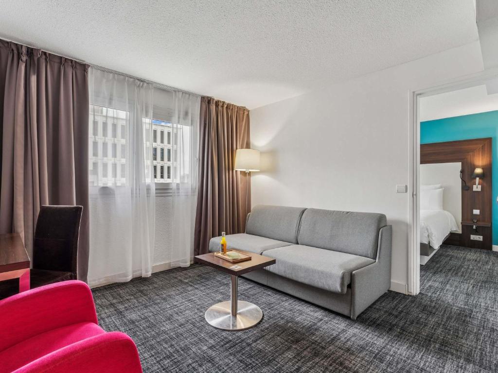 Mercure Paris Porte d'Orleans Room Type - Family Room with Double Bed and Single Sofa Bed