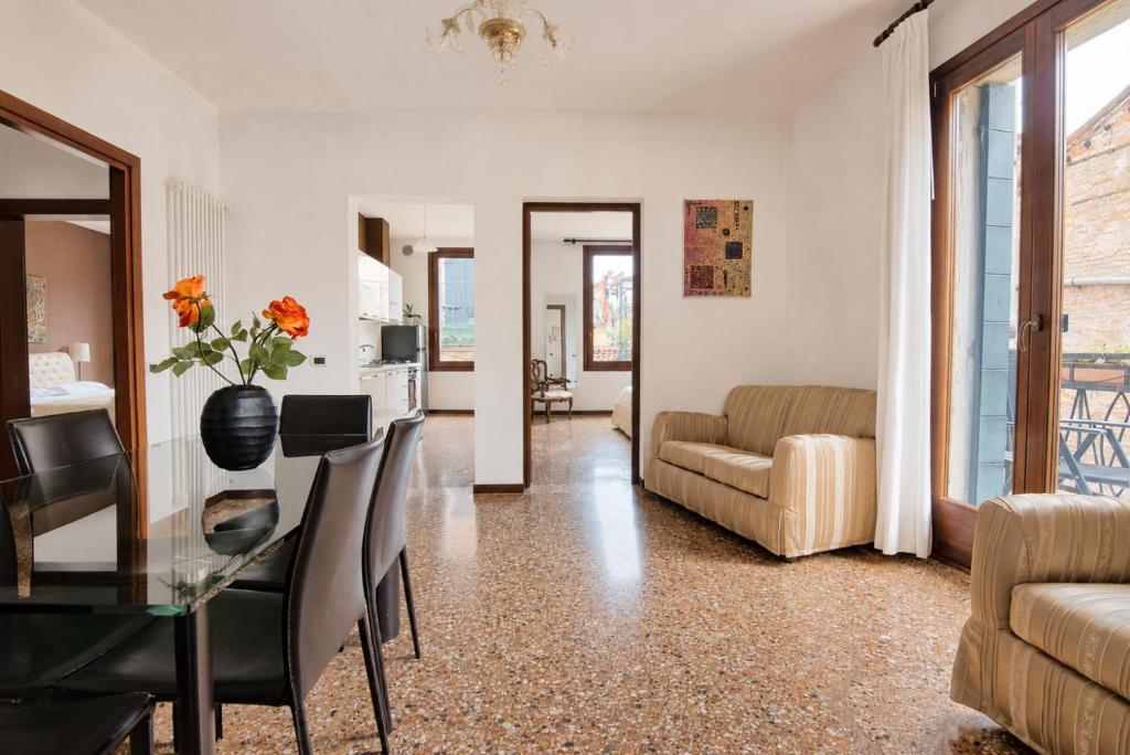 Charming Venice Apartments - Tap to explore photos