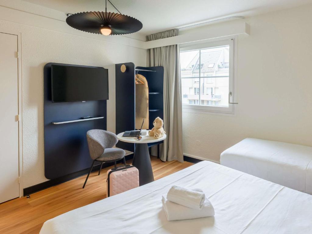 ibis Strasbourg Aéroport Le Zenith Room Type - Standard Room with One Double Bed and One Single Bed