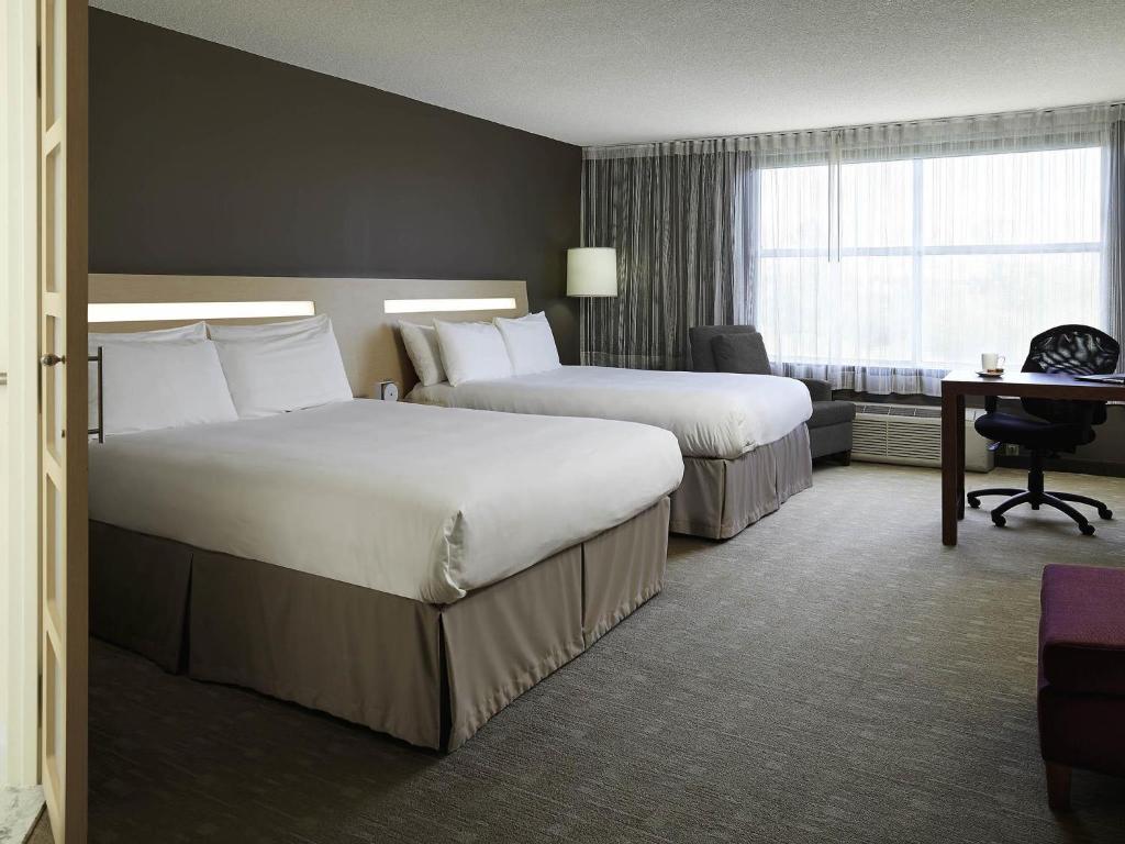 Novotel Montreal Aeroport Room Type - Executive Room with Two Queen Beds and Sofa Bed