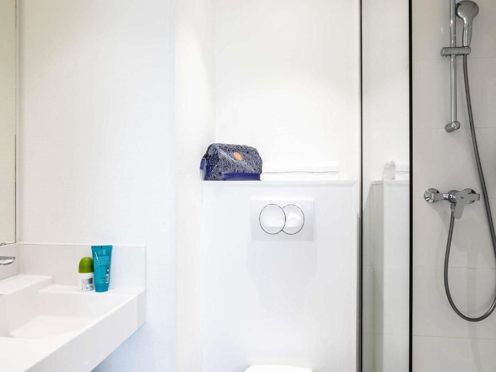 ibis budget Paris Porte de Montreuil Room Type - Standard Room, 1 Queen Bed, City View ibis budget Paris Porte de Montreuil Room Type - Standard Room, 1 Queen Bed, City View