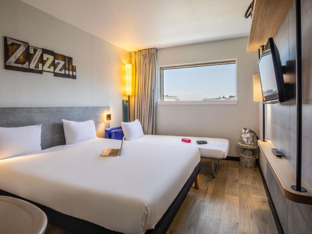 ibis budget Paris Porte de Montreuil Room Type - Standard Room, 1 Double Bed with Sofa bed