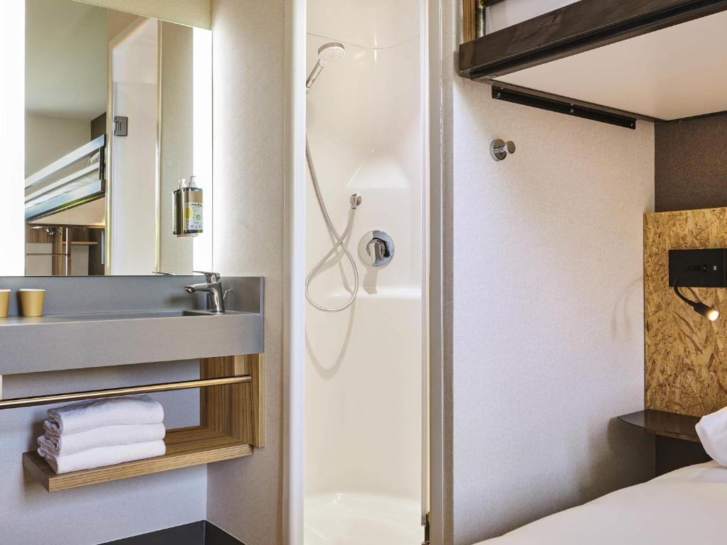 greet Hotel Paris porte de la Chapelle - Aréna Room Type - Standard Room, Multiple Beds