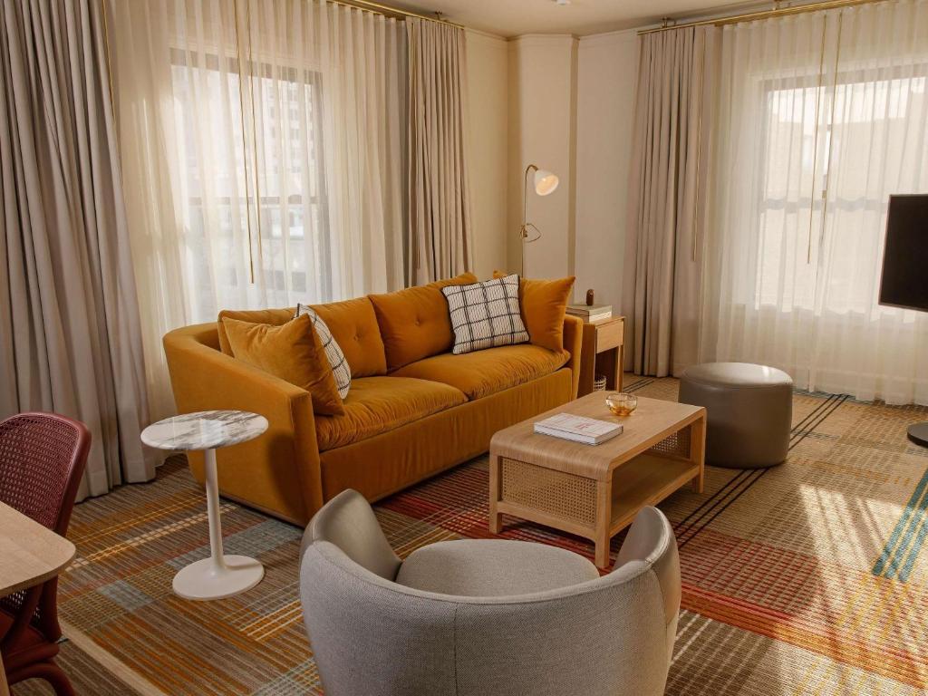 Andra Hotel Seattle - MGallery Collection Room Type - Premier Corner King Suite with City View