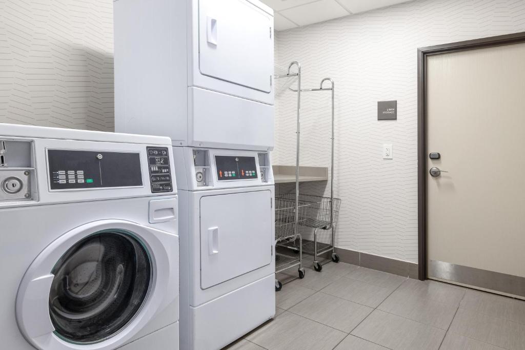 Hampton Inn & Suites Niles/Warren, OH - Tap to explore photos