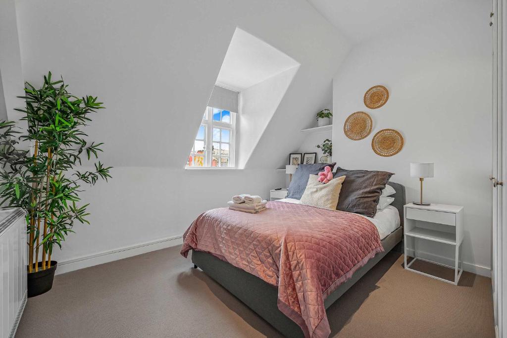 Fitzrovia 2-Bed Flat with Lift - Sleeps 6 - Tap to explore photos