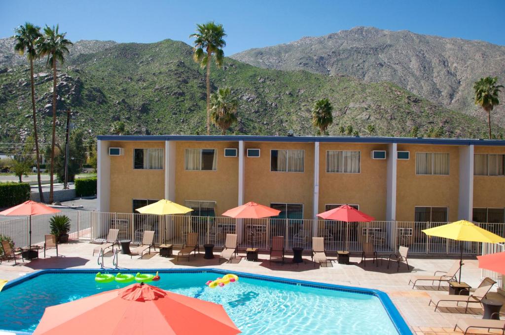 Delos Reyes Palm Springs photo 1