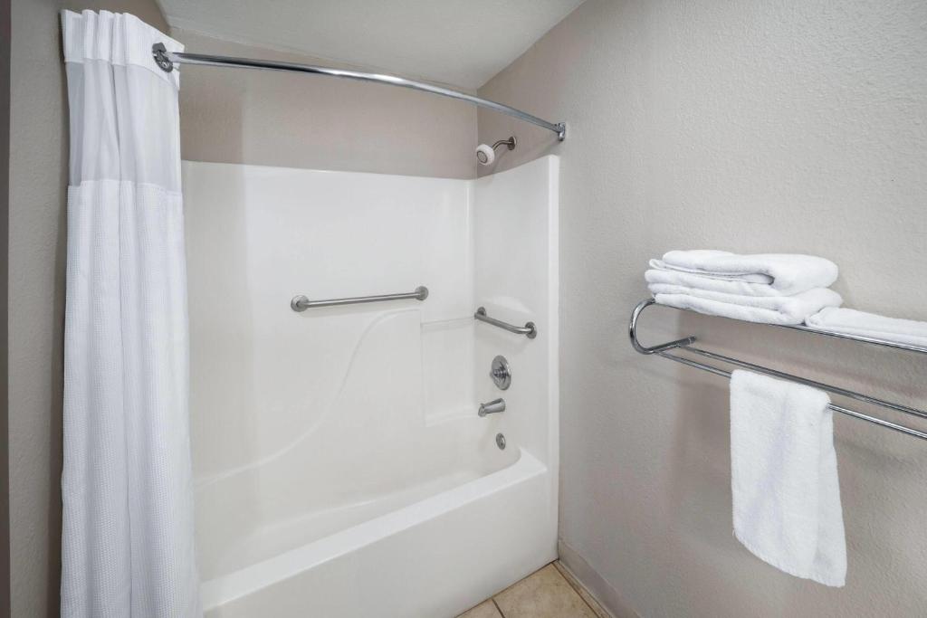 Days Inn by Wyndham Natchitoches - Tap to explore photos