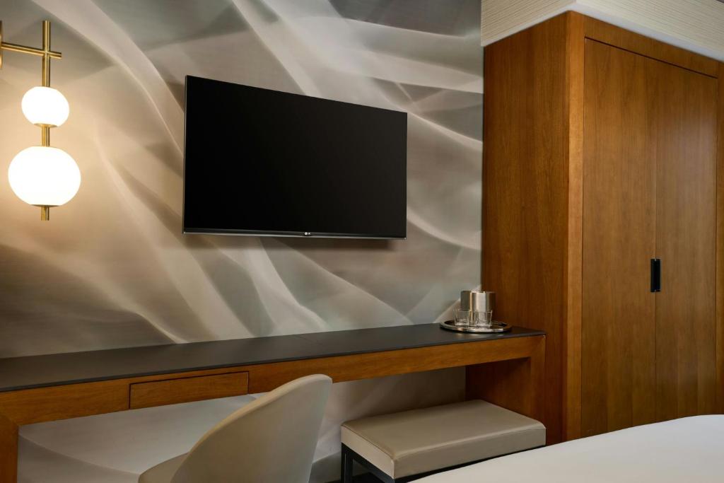 Renaissance New York Midtown Hotel by Marriott Room Type - Room, 2 Queen Beds, City View (Mobility Accessible, Roll-In Shower)