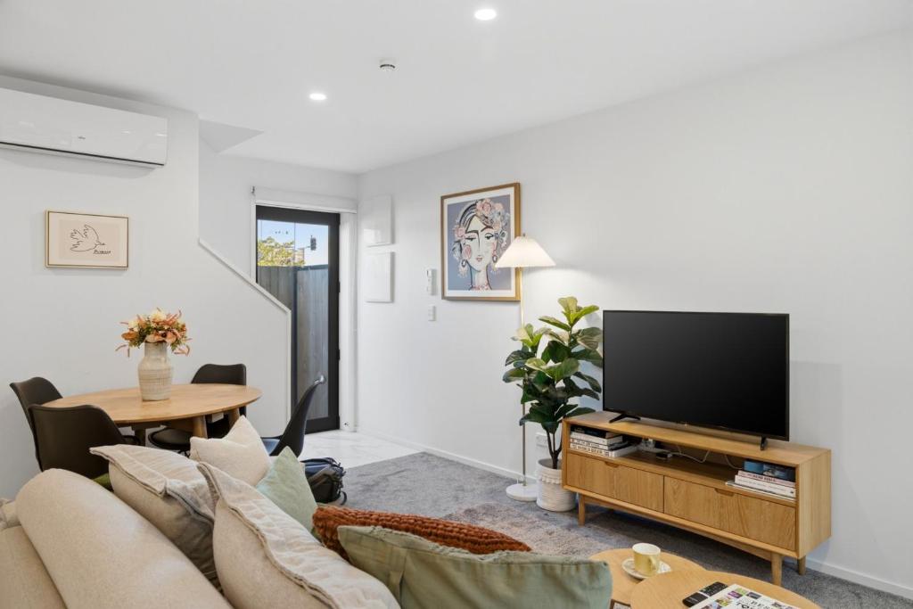 Central 2BRM 2BTH townhouse FREE carpark - Tap to explore photos