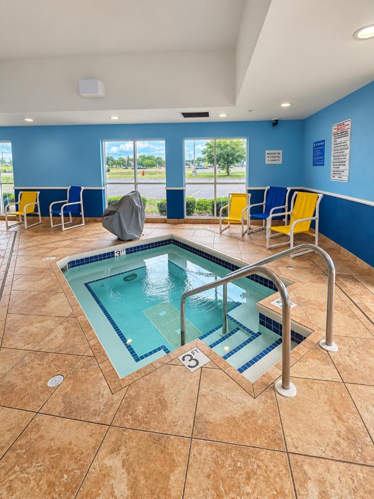 Super 8 by Wyndham Madison South - Tap to explore photos