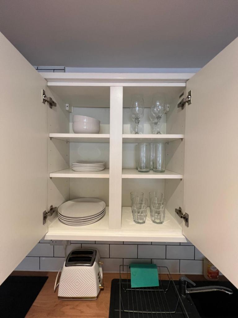 RL 2 - 1 Bed Apartment - Free Street Parking - Tap to explore photos