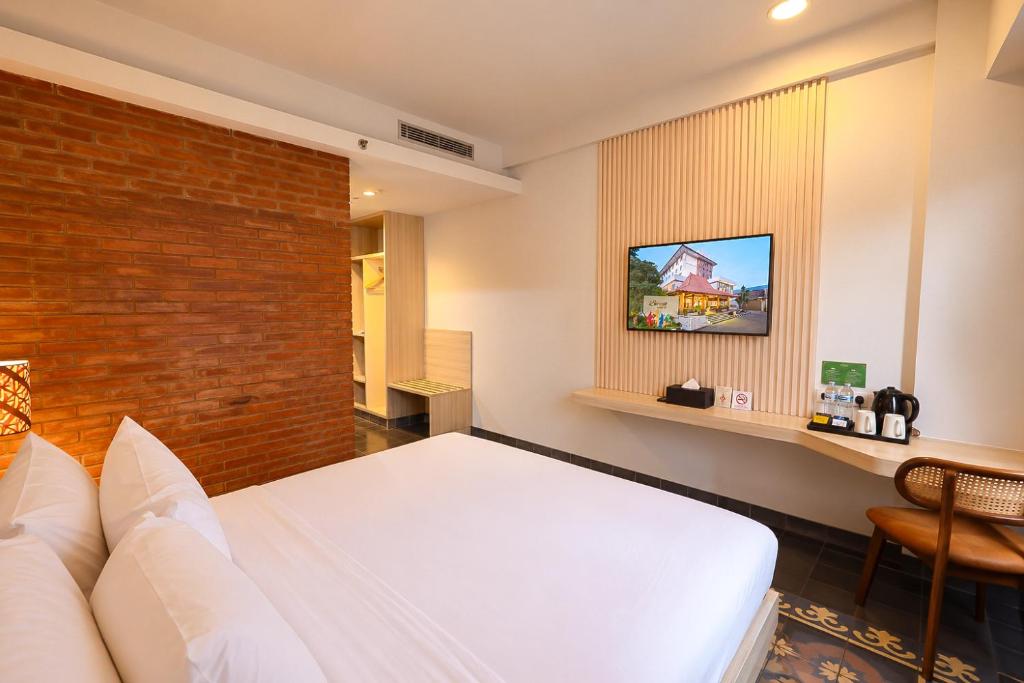 Burza Hotel Yogyakarta - Tap to explore photos