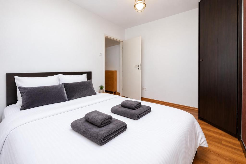 ColorApartments Bratianu44 Boulevard - Tap to explore photos