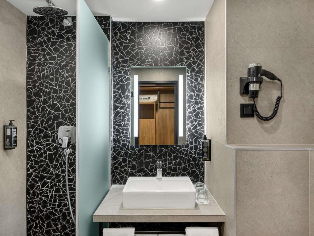 ibis Styles Budapest Heroes Square Room Type - Executive Room, 1 Double Bed
